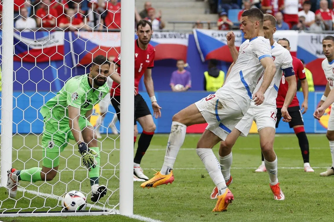 epa11430445 Patrik Schick (R) of the Czech Republic scores the 1-1 equalizer during the UEFA EURO 2024 group F soccer match between Georgia and Czech Republic, in Hamburg, Germany, 22 June 2024.  EPA-EFE/ROBERT GHEMENT
