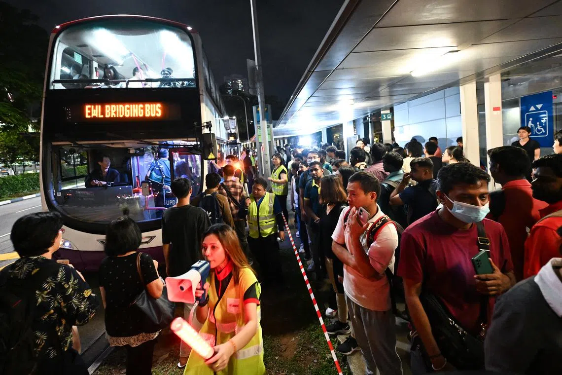 ST20240925-202429600697-Lim Yaohui-pixtrain25/

Passengers queueing for bus bridging service outside The Metropolis near Buona Vista MRT station at 7.38pm on Sept 25, 2024. 

Train services will not be available on the East-West Line (EWL) between Boon Lay and Queenstown MRT stations for at least the rest of the day, in both directions, said the Land Transport Authority (LTA) in a statement on Sept 25.

A power fault has caused a disruption of services on the EWL for at least five hours starting from about 9.30am on Sept 25.

(ST PHOTO: LIM YAOHUI)