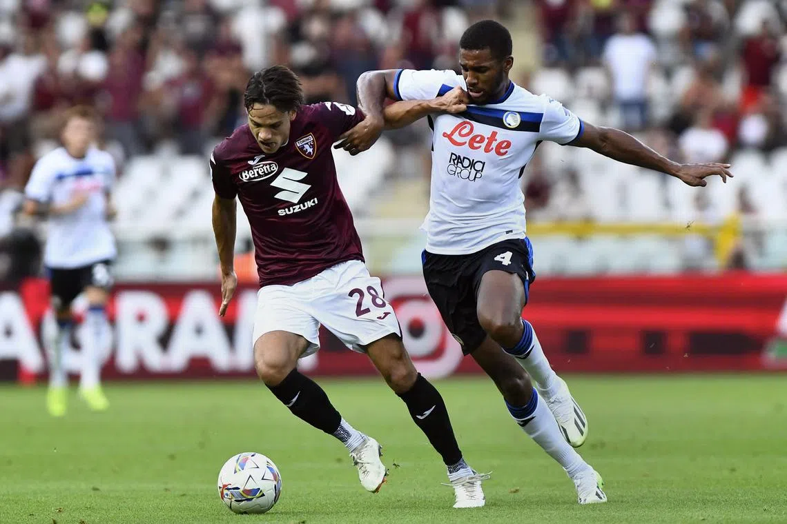 FILE PHOTO: Soccer Football - Serie A - Torino v Atalanta - Stadio Olimpico Grande Torino, Turin, Italy - August 25, 2024 Torino's Samuele Ricci in action with Atalanta's Isak Hien REUTERS/Massimo Pinca/File photo