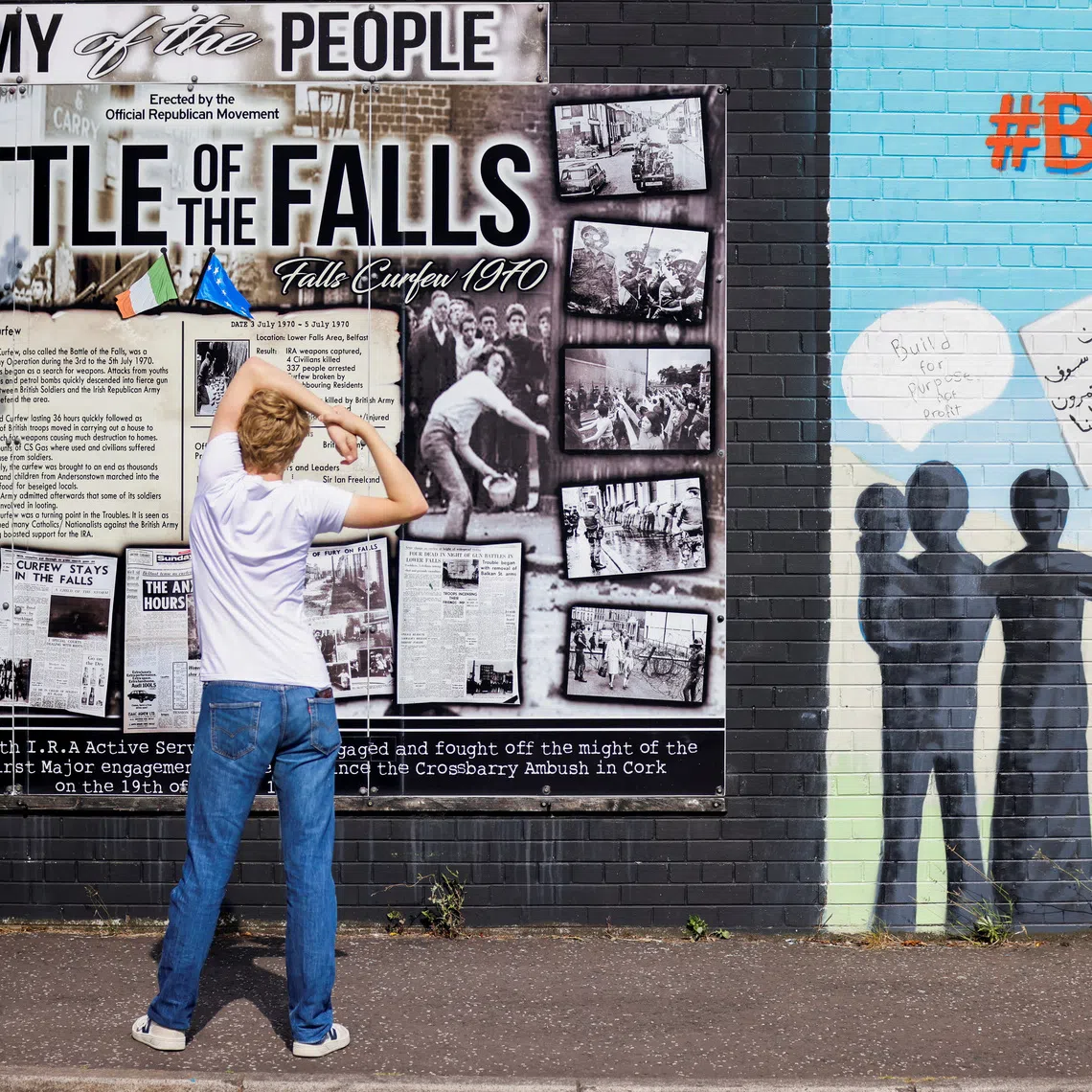 People look at a section of the Peace Wall in Belfast, Northern Ireland, August 2, 2022. REUTERS/Johanna Geron/File Photo