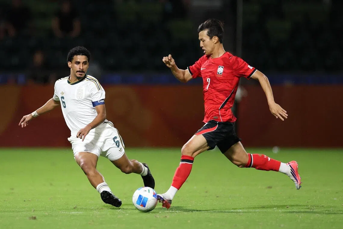 Eom (right) in action with South Korea at the Asian Games, where he helped his nation win the gold medal.