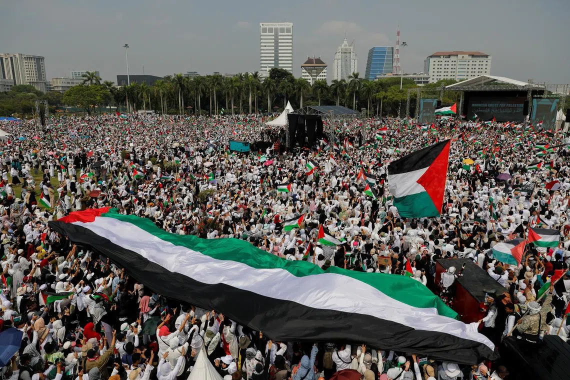 People take part in a rally supporting Palestinians in Gaza, as the conflict between Israel and Hamas continues, at the National Monument (Monas) complex in Jakarta, Indonesia, November 5, 2023. REUTERS/Willy Kurniawan