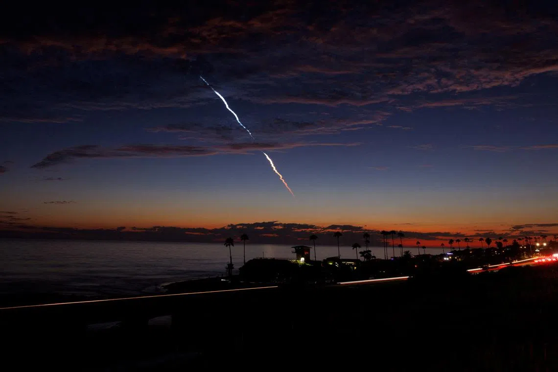 FILE PHOTO: An evening launch of a SpaceX Falcon 9 rocket carrying 20 Starlink V2 Mini satellites, from Space Launch Complex at Vandenberg Space Force Base is seen over the Pacific Ocean from Encinitas, California, U.S., June 23, 2024. REUTERS/Mike Blake/File Photo