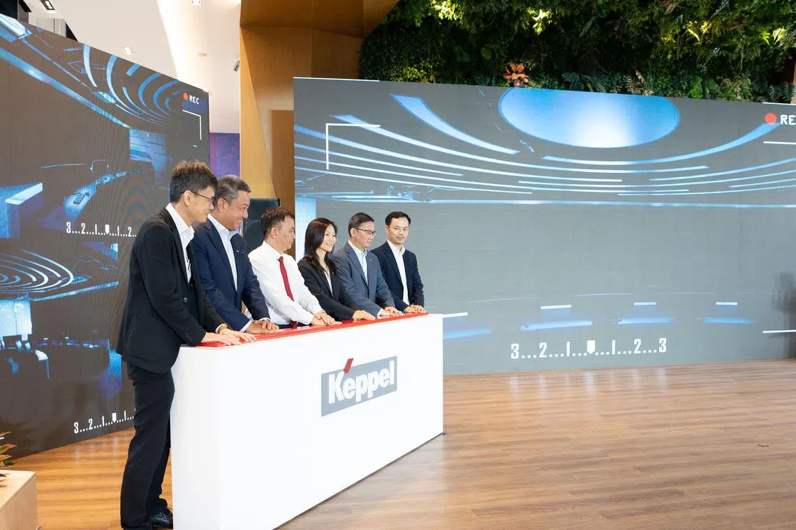 Vice Chairman of the People's Committee of Thu Duc City Nguyen Ky Phung (third from left) and Keppel’s Infrastructure Division CEO Cindy Lim (third from right) officiated the opening of Keppel’s Operations Nerve Centre.