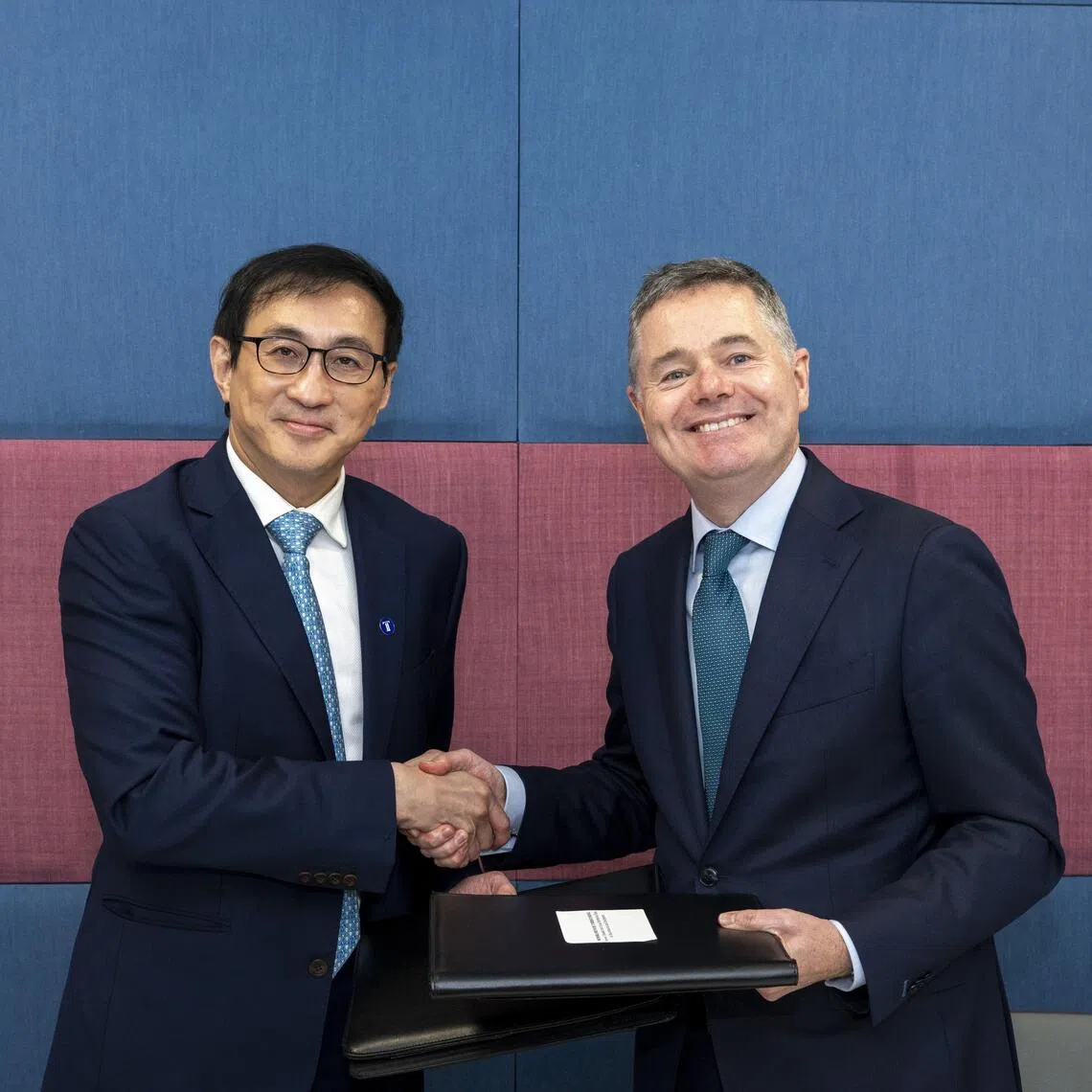 (From left) Desmond Kuek, Executive Director and CEO of Temasek Trust, and Paschal Donohoe, Managing Director and Chief Knowledge Officer of the World Bank Group, at the MoU signing for a strategic partnership between Temasek Trust and the World Bank Group to advance shared development priorities.