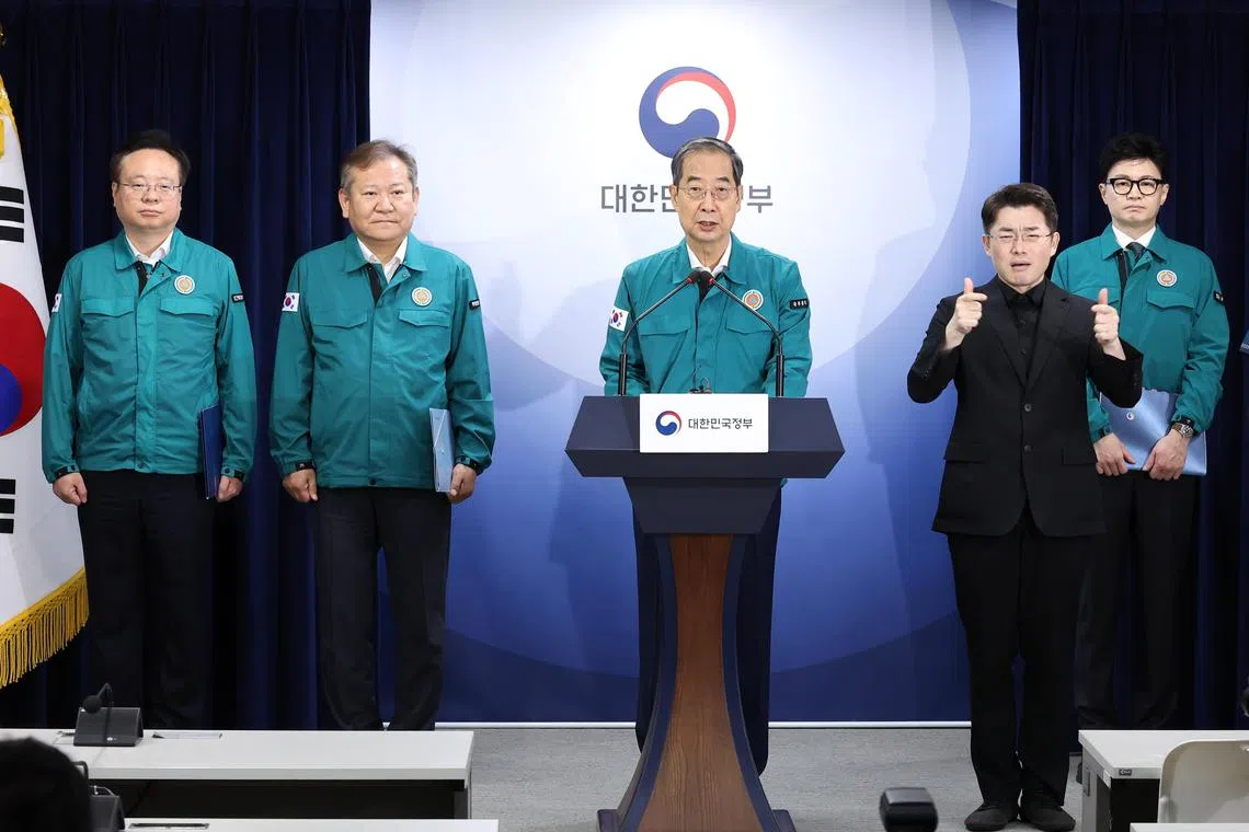 epa10814727 South Korean Prime Minister Han Duck-soo (C) gives a statement on preventing wanton crimes at the government complex in Seoul, South Korea, 23 August 2023, in response to a series of recent random street assaults.  EPA-EFE/YONHAP SOUTH KOREA OUT