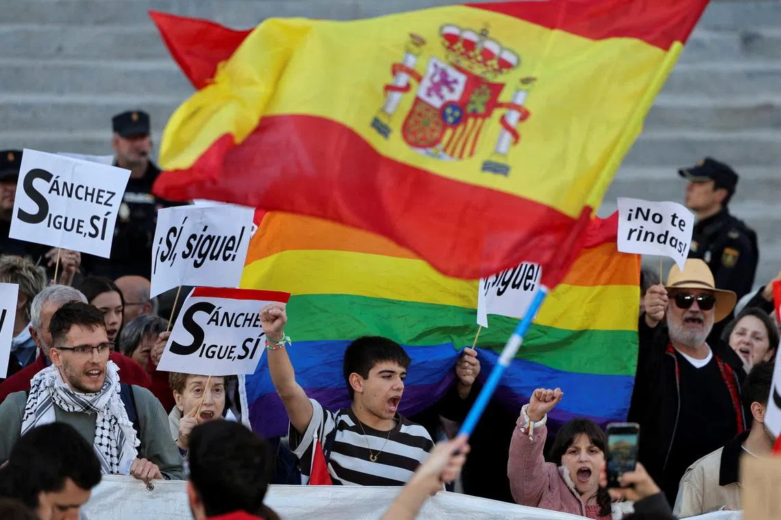 People march to show support for Spain's Prime Minister Pedro Sanchez, in Madrid, Spain, April 28, 2024. REUTERS/Violeta Santos Moura