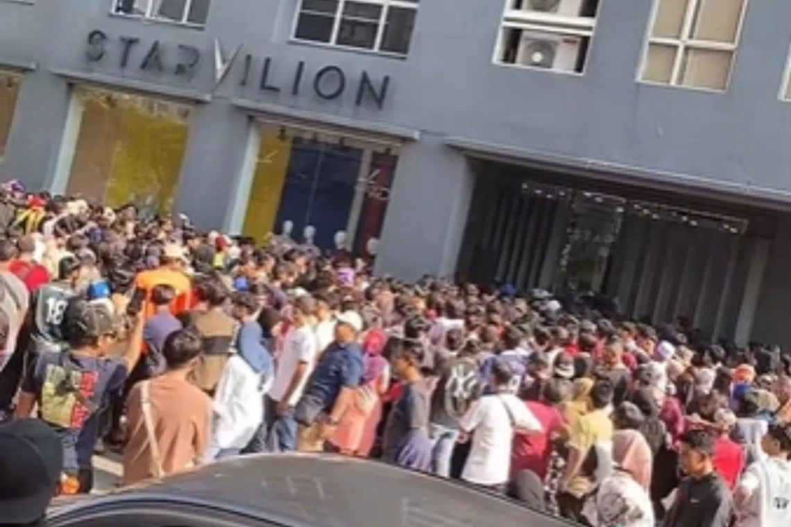 The shop had offered its first 100 customers the opportunity to buy clothes at RM1 as part of its grand opening promotion.