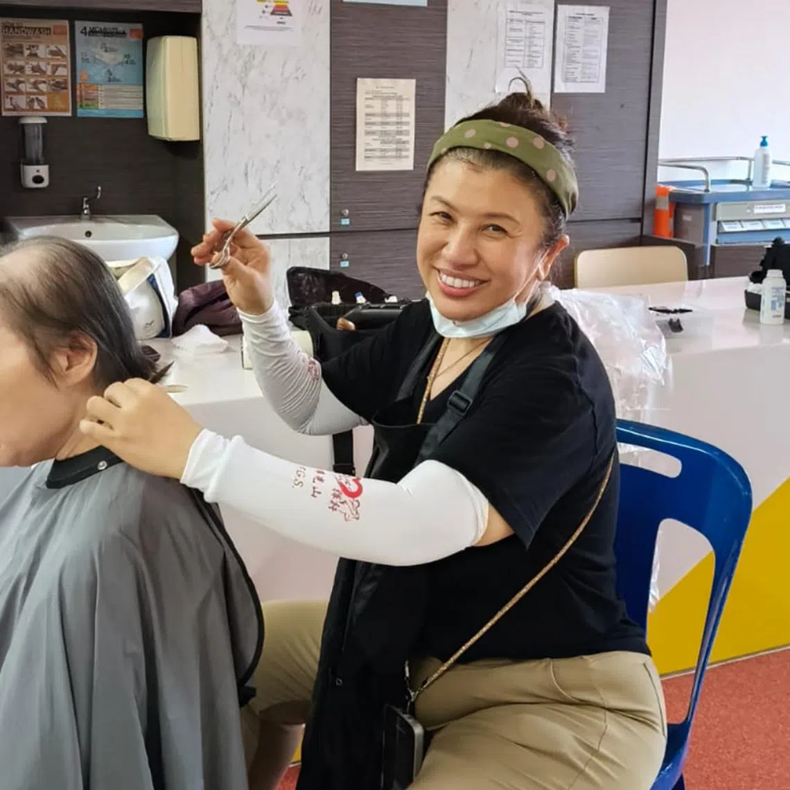 Singaporean actress Liu Lingling giving free haircuts at a nursing home at Buangkok on Nov 10.