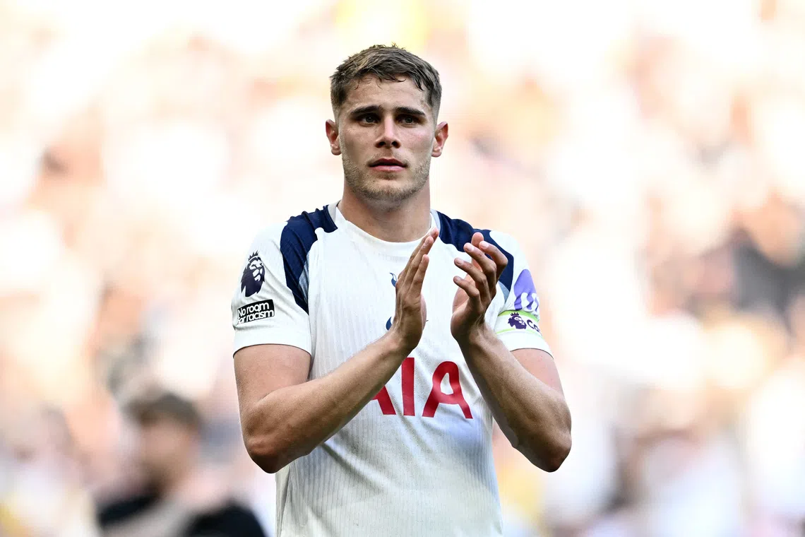 Soccer Football - Premier League - Tottenham Hotspur v Everton - Tottenham Hotspur Stadium, London, Britain - May 24, 2026 Tottenham Hotspur's Micky van de Ven applauds fans after the match REUTERS/Dylan Martinez