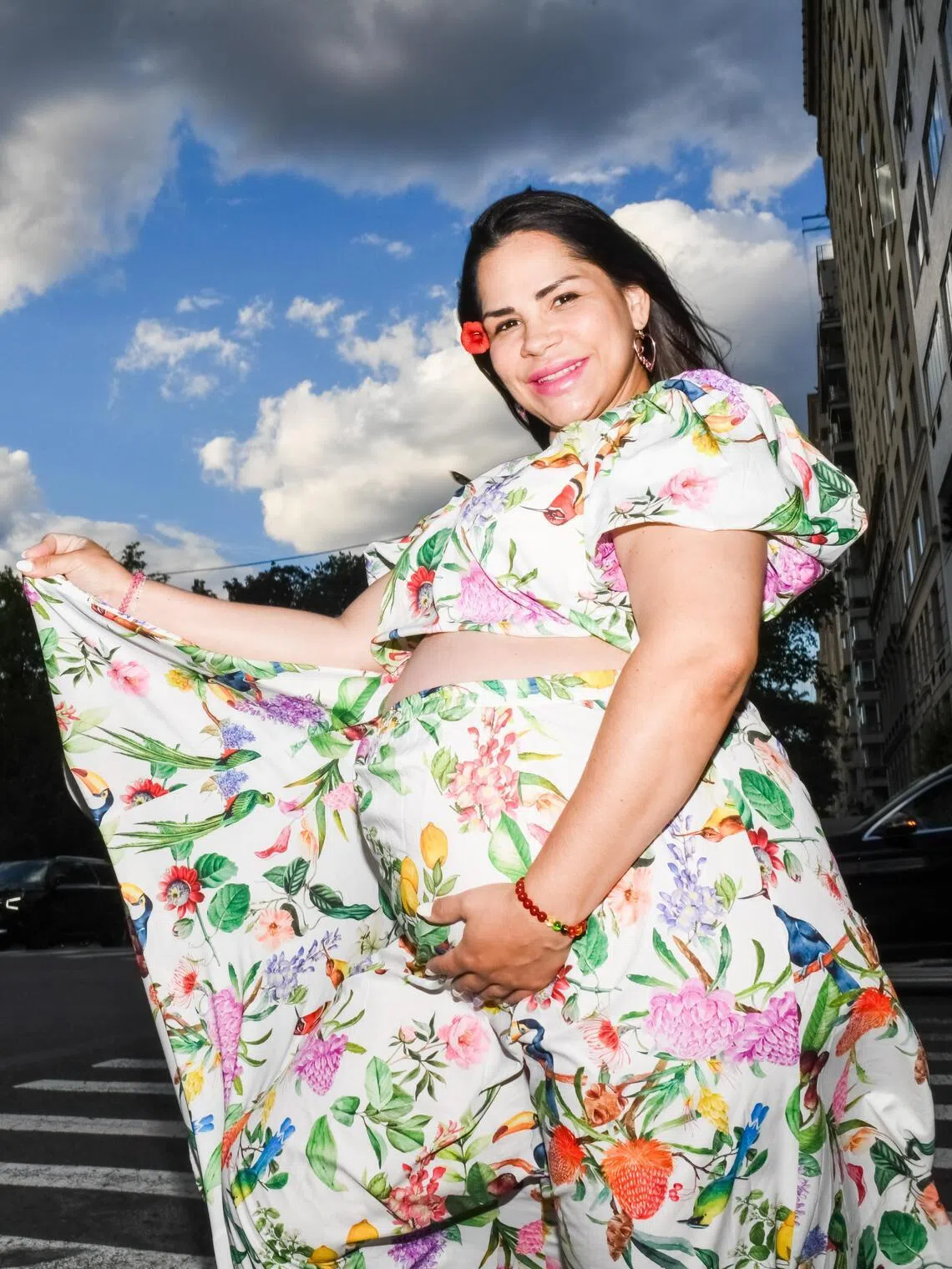 Luz Caraballo mostra barriga de grávida em Nova York no dia 15 de junho.