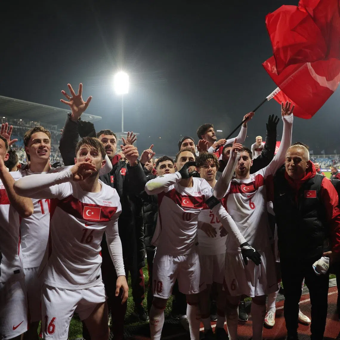 Soccer Football - FIFA World Cup - UEFA Qualifiers - Finals - Kosovo v Turkey - Fadil Vokrri Stadium, Pristina, Kosovo - March 31, 2026  Turkey's Hakan Calhanoglu and Ismail Yuksek celebrate with team after qualifying for the FIFA World Cup. REUTERS/Valdrin Xhemaj