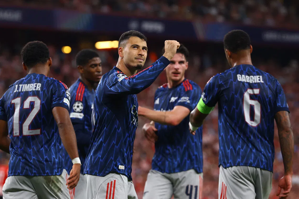 Soccer Football - UEFA Champions League - Athletic Bilbao v Arsenal - San Mames, Bilbao, Spain - September 16, 2025 Arsenal's Gabriel Martinelli celebrates scoring their first goal with teammates REUTERS/Albert Gea