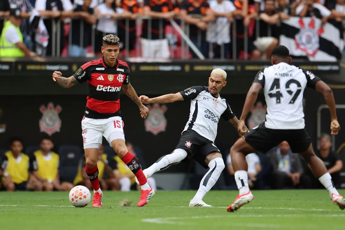 Soccer Football - Supercopa do Brasil - Final - Flamengo v Corinthians - Estadio Mane Garrincha, Brasilia, Brazil - February 1, 2026  Flamengo's Jorge Carrascal in action with Corinthians's Mateuzinho REUTERS/Adriano Machado