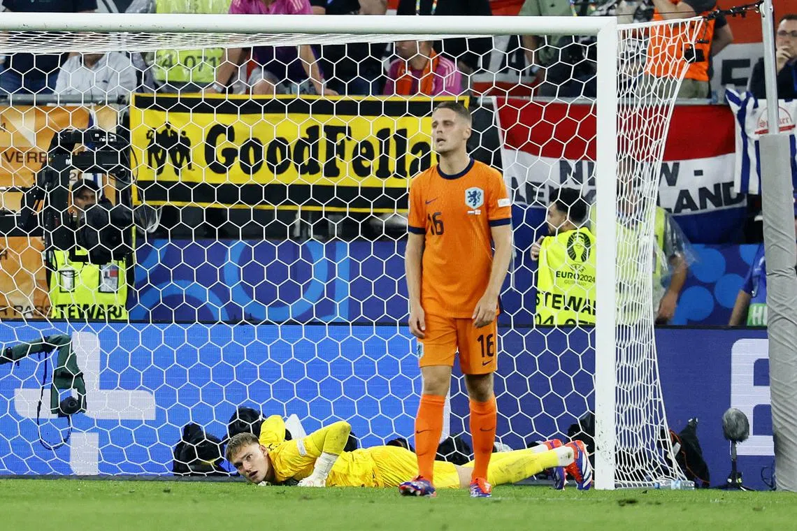 Soccer Football - Euro 2024 - Semi Final - Netherlands v England - Dortmund BVB Stadion, Dortmund, Germany - July 10, 2024  Netherlands' Bart Verbruggen and Joey Veerman look dejected after the match REUTERS/Wolfgang Rattay/ File Photo
