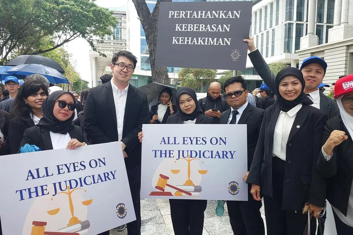 azmarch - Lawyers holding placards upholding the freedom of the Malaysian judiciary

Credit: Azril Annuar
