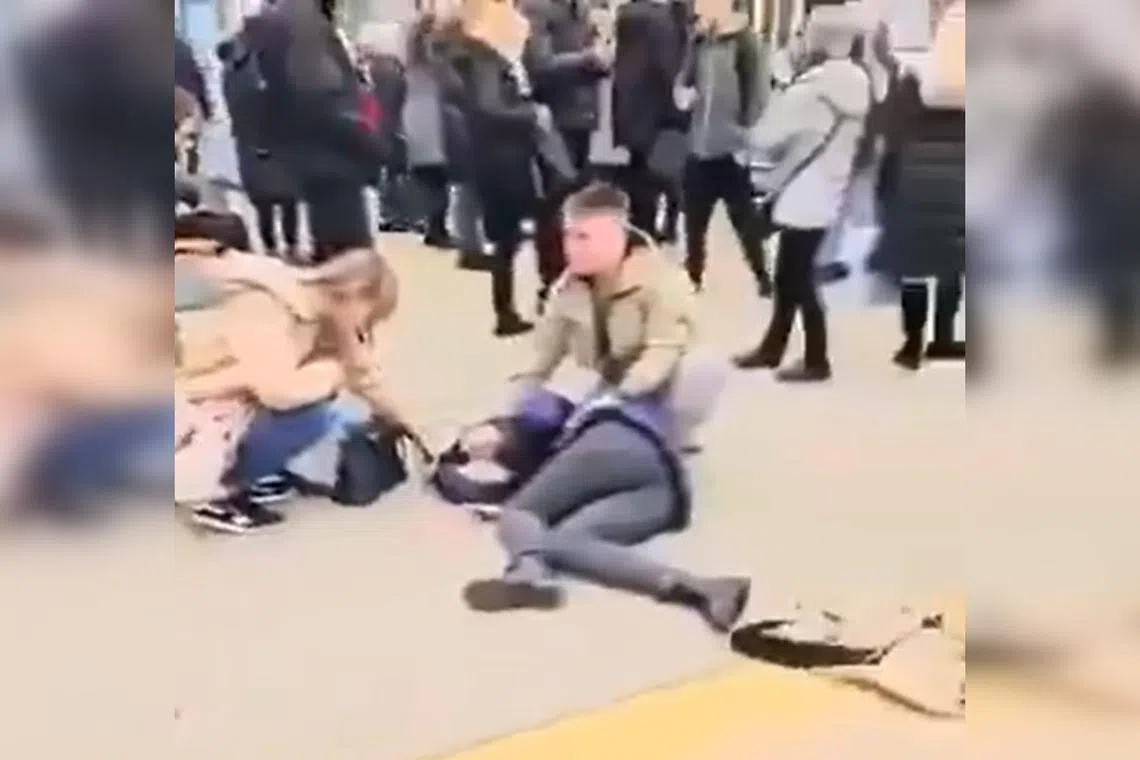 The 17 injured people included three minors and two people in a critical condition.