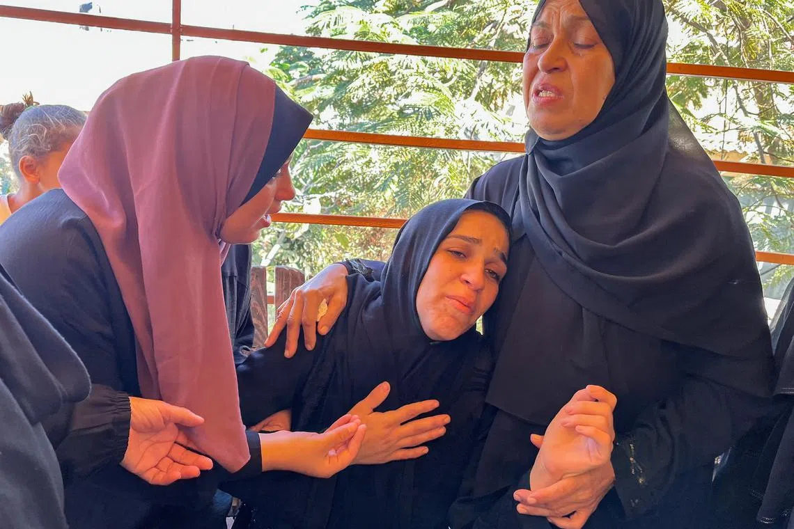 Relatives of a Palestinian killed in an Israeli strike react during his funeral, amid the Israel-Hamas conflict, in Khan Younis in the southern Gaza Strip, October 21, 2024. REUTERS/Hussam Al-Masri