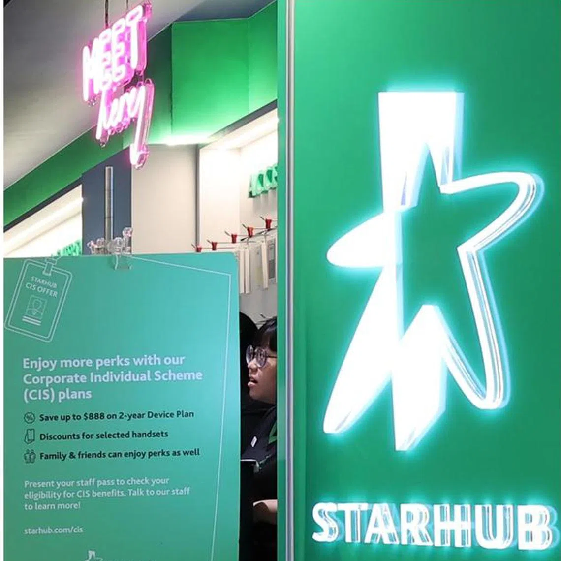 CMG20250512-SeyuTW01/萧紫薇/Starhub, Singtel, M1, Simba, MyRepublic Telco shops [Causeway Point] 星和收购MyRepublic旗下宽带剩余股份 股价开市后涨2.59%