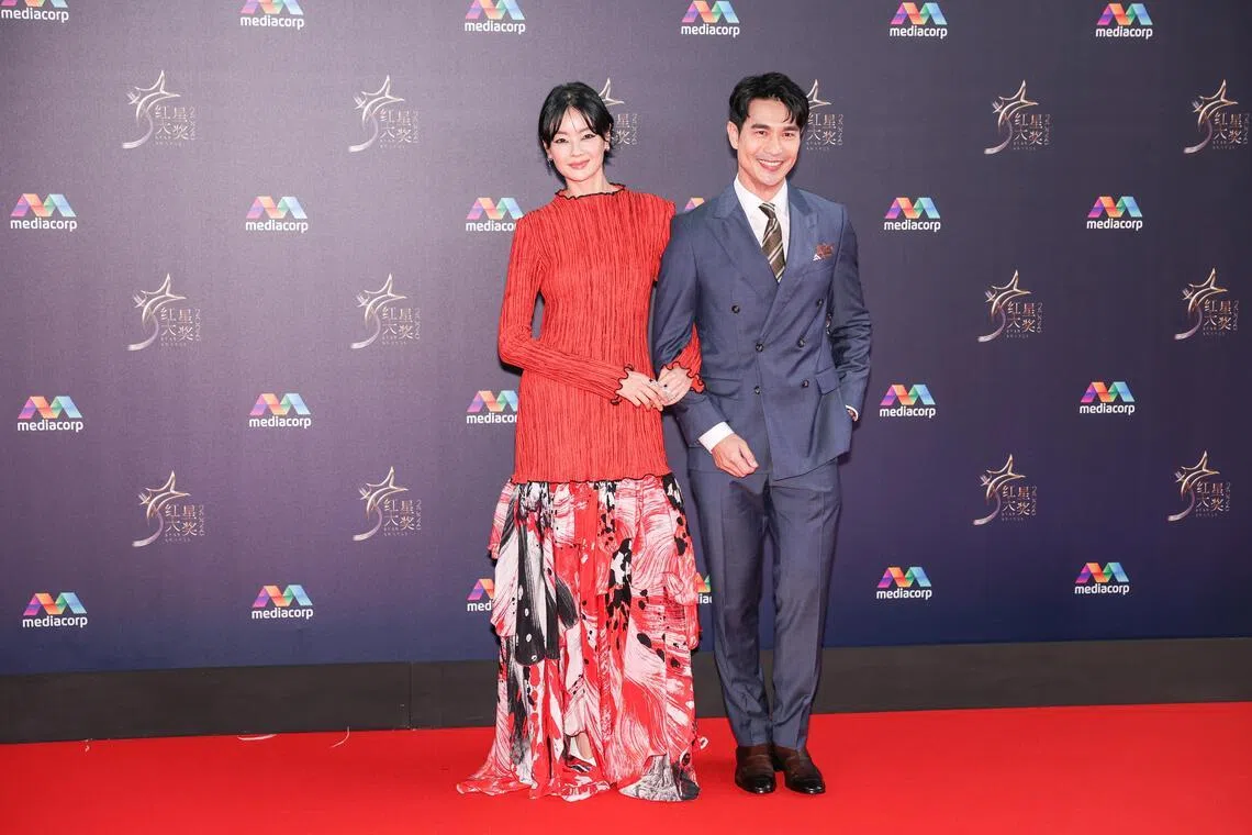 (De gauche à droite) L'actrice Sheila Sim et l'acteur Pierre Pun sur le tapis rouge lors de la cérémonie des Star Awards qui s'est tenue à Mediacorp le 19 avril. 
