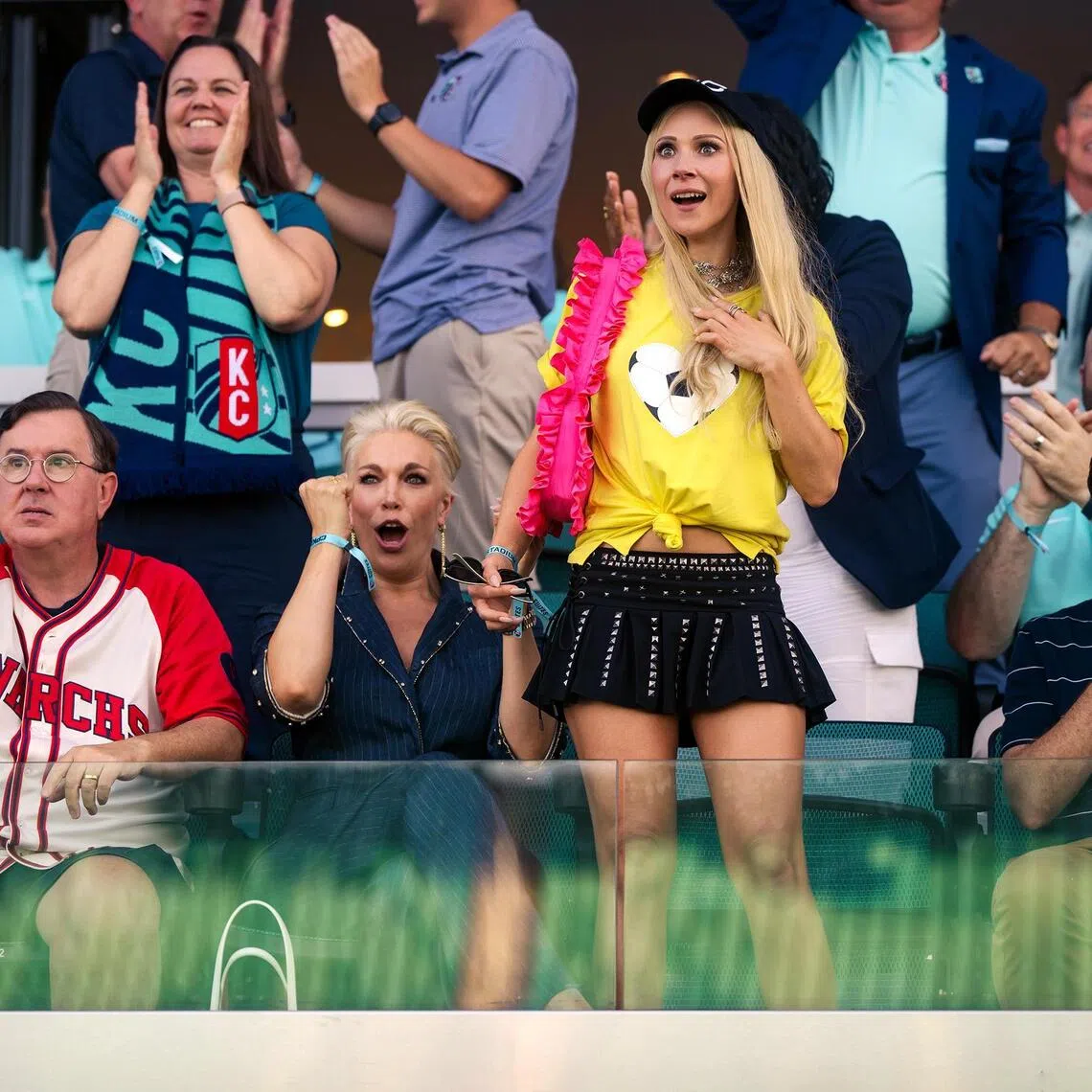 hannah03 - (From left) Jeremy Swift, Hannah Waddingham, Juno Temple and Jason Sudeikis in Ted Lasso 4.

source/copyright: APPLE TV
free for publicity use