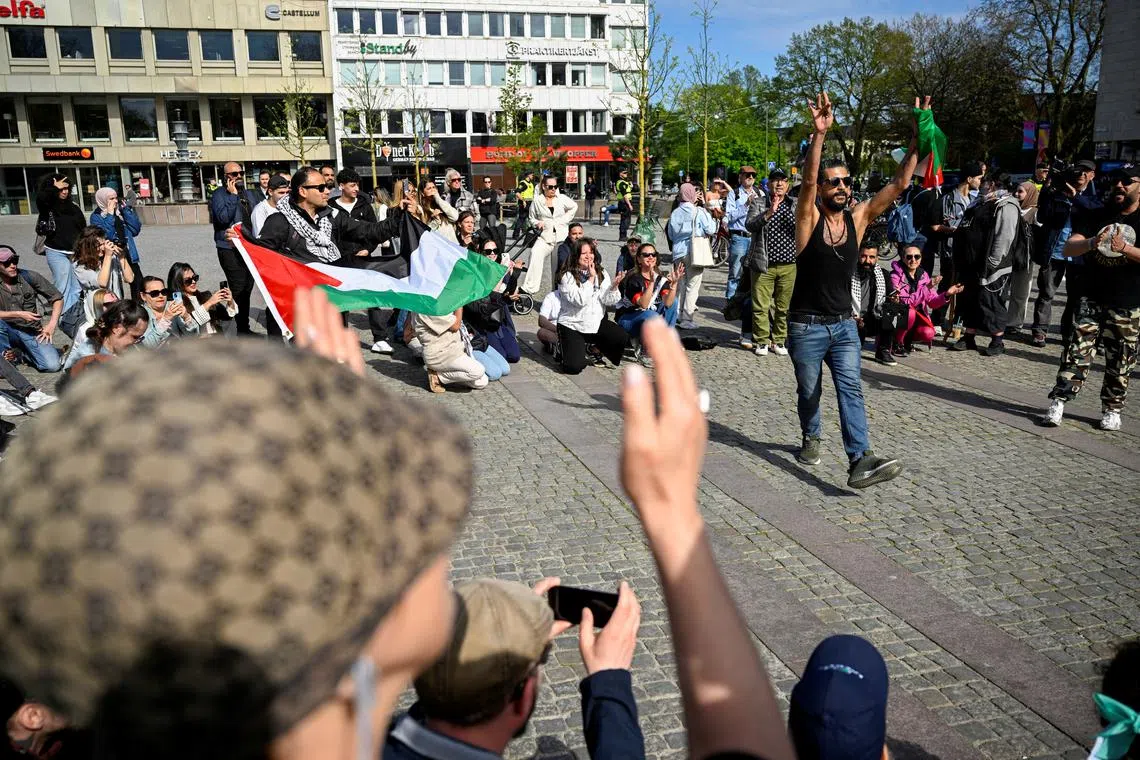 FILE PHOTO: Counter-demonstrators and police officers gather at Gustav Adolfs Torg on the occasion of a public gathering where the organizer intends to burn a Koran, in Malmo, Sweden, May 3, 2024. TT News Agency Johan Nilsson via REUTERS/File Photo