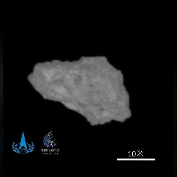 The Chinese space agency CNSA published a photo of the asteroid, a rugged and grey rocky mass named “2016 HO3“ that contrasts sharply with the black background of space.
