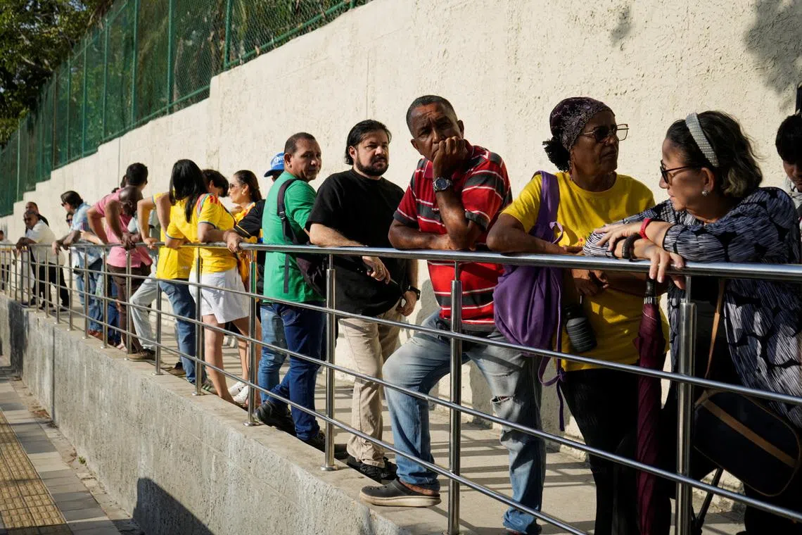 People wait to cast their votes during the first round of the presidential election, in Barranquilla, Colombia May 31, 2026. REUTERS/Charlie Cordero