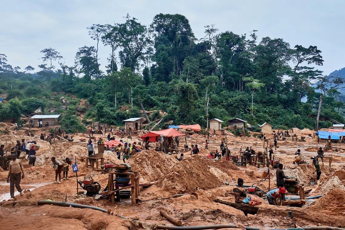 FILE PHOTO: Congolese artisanal miners among them people internally displaced by the Islamic State-affiliated Allied Democratic Forces (ADF) rebels, work in an open-pit mine, in Mangaredjipa near Beni, North Kivu Province of Democratic Republic of Congo August 31, 2025. REUTERS/Gradel Muyisa Mumbere/File Photo