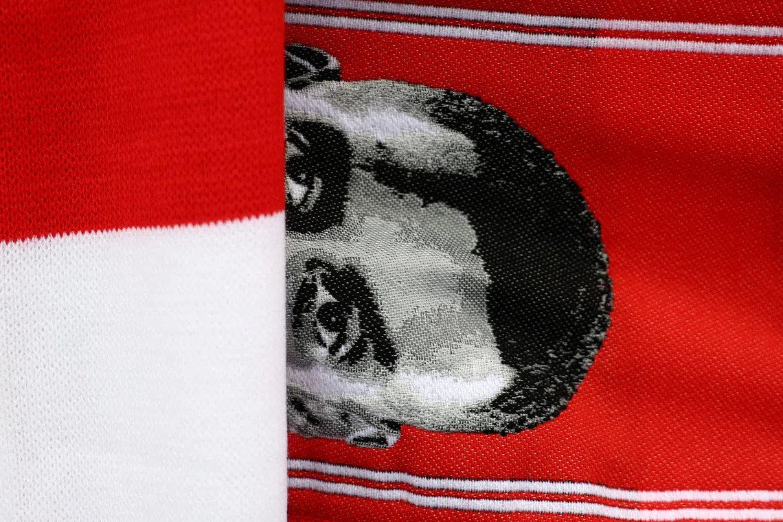 Soccer Football - Premier League - Burnley v Liverpool - Turf Moor, Burnley, Britain - September 14, 2025 Liverpool's Alexander Isak scarf on display outside the stadium before the match Action Images via Reuters/Lee Smith EDITORIAL USE ONLY. NO USE WITH UNAUTHORIZED AUDIO, VIDEO, DATA, FIXTURE LISTS, CLUB/LEAGUE LOGOS OR 'LIVE' SERVICES. ONLINE IN-MATCH USE LIMITED TO 120 IMAGES, NO VIDEO EMULATION. NO USE IN BETTING, GAMES OR SINGLE CLUB/LEAGUE/PLAYER PUBLICATIONS. PLEASE CONTACT YOUR ACCOUNT REPRESENTATIVE FOR FURTHER DETAILS..     TPX IMAGES OF THE DAY