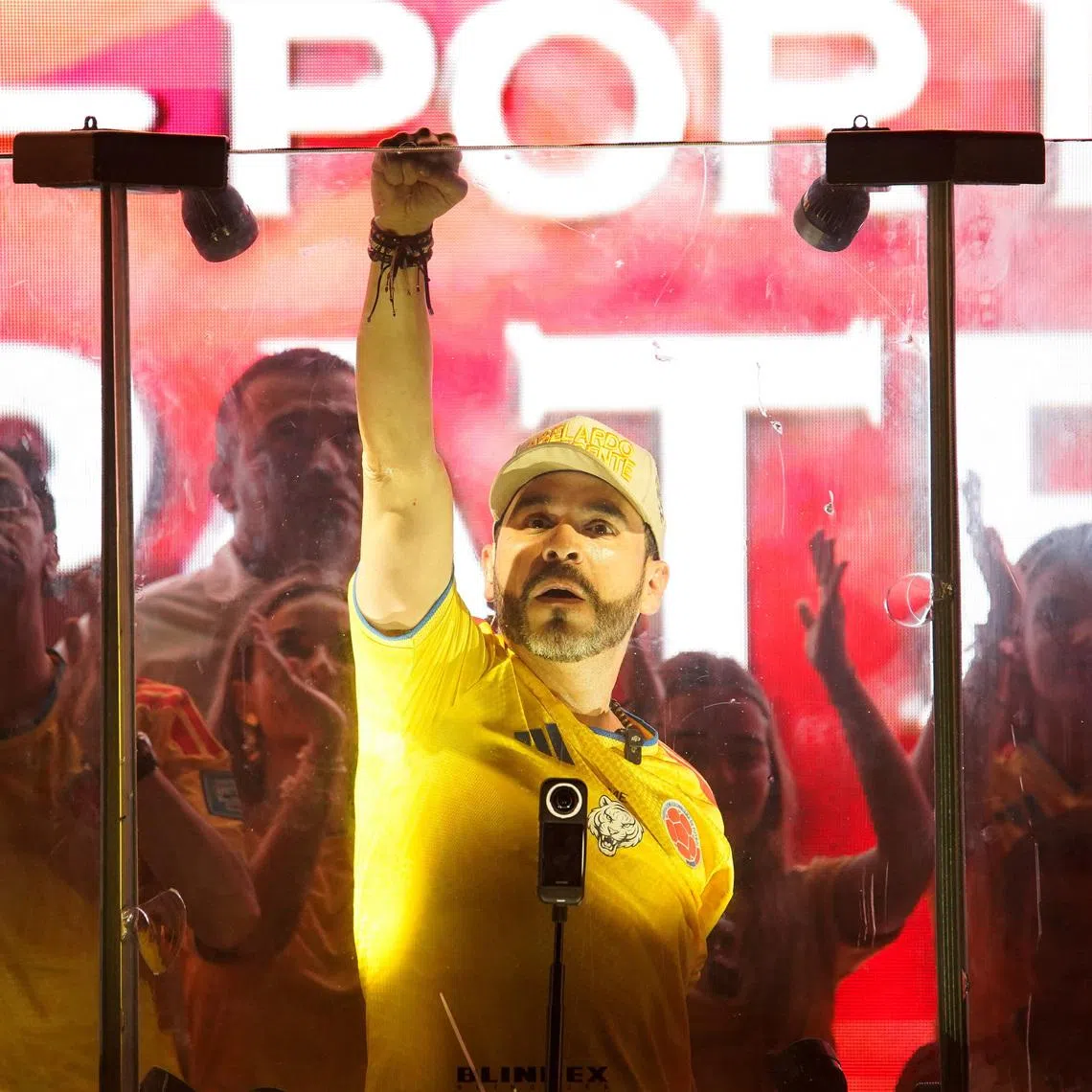 Colombian presidential candidate Abelardo De La Espriella of the political movement Defenders of the Homeland gestures as he addresses supporters after the results of the first round of the presidential election, in Barranquilla, Colombia May 31, 2026. REUTERS/Sergio Acero