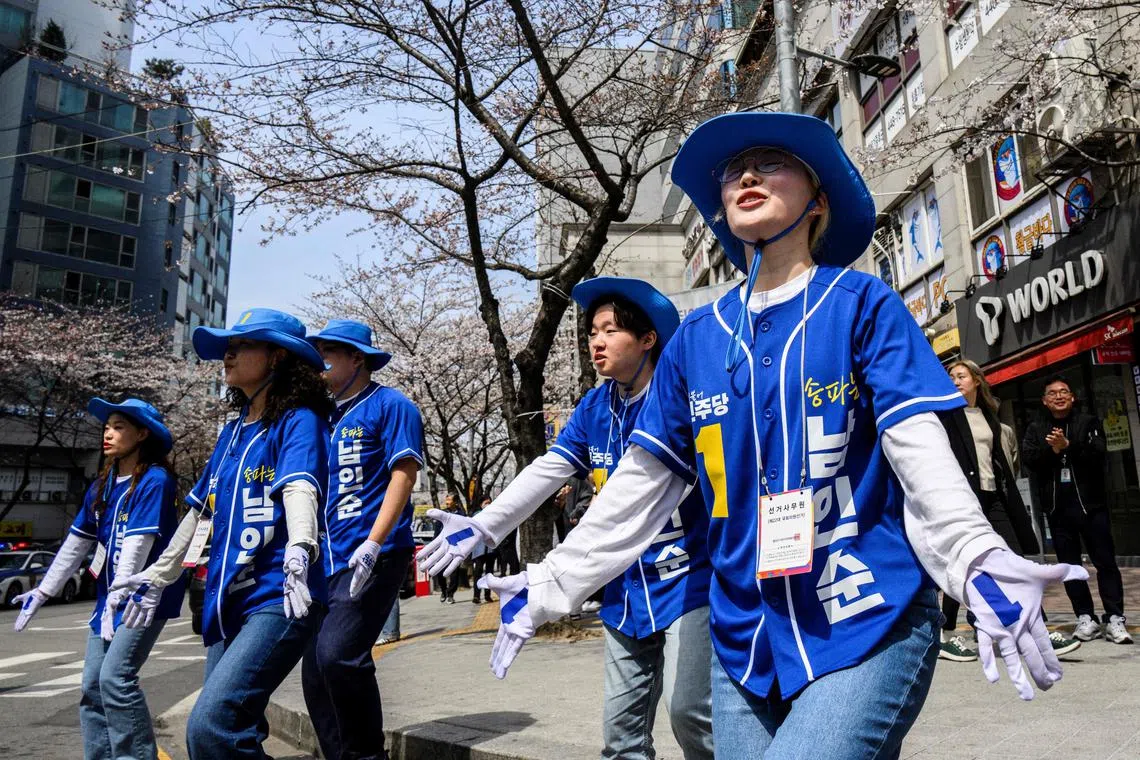 Democratic Party campaign choreographer Kim Mi-ran (left) dances with her team during a rally for lawmaker Nam In-soon, on April 2.