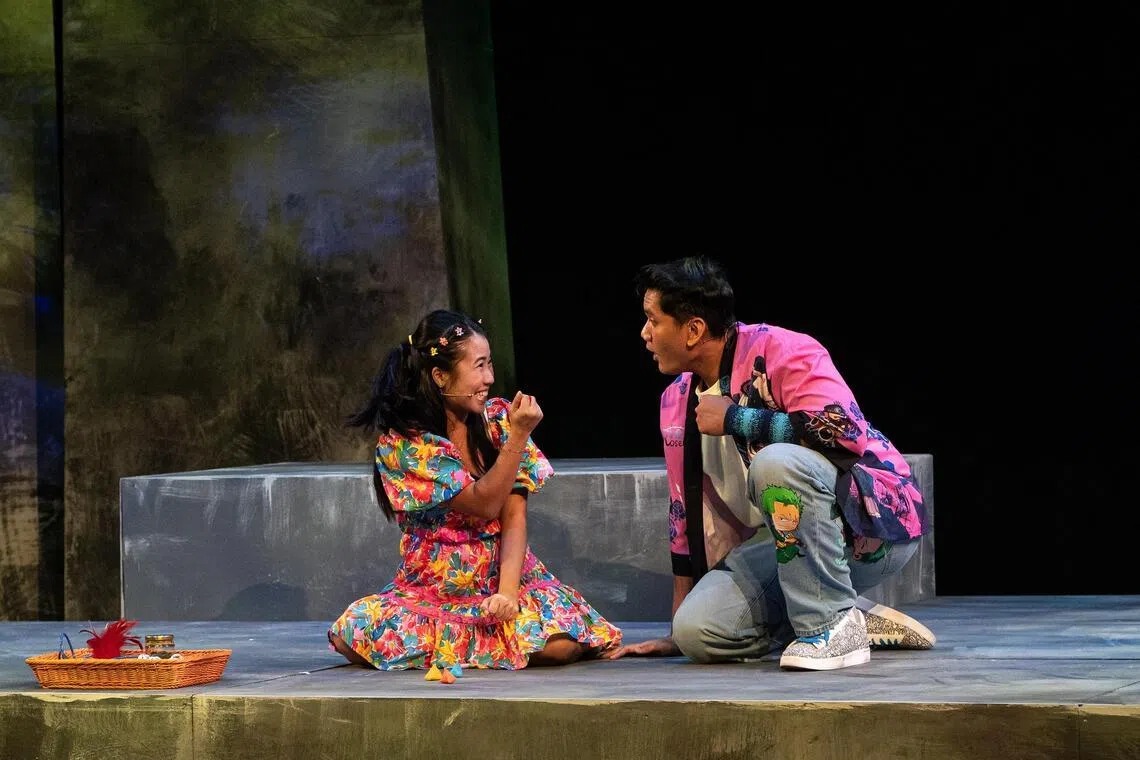 (A partir da esquerda) Janine Ng e Wan Ahmad na produção do HuM Theatre da peça especulativa distópica da dramaturga americana Jennifer Haley, “The Nether”, que aborda a fantasia virtual.