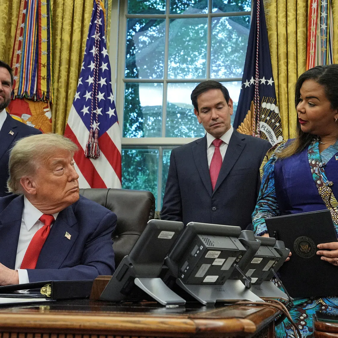 U.S. President Donald Trump, Secretary of State Marco Rubio and Vice President JD Vance meet Democratic Republic of the Congo's Foreign Minister Therese Kayikwamba Wagner and Rwanda's Foreign Minister Olivier Nduhungirehe (not pictured) in the Oval Office at the White House in Washington D.C., June 27, 2025. REUTERS/Ken Cedeno
