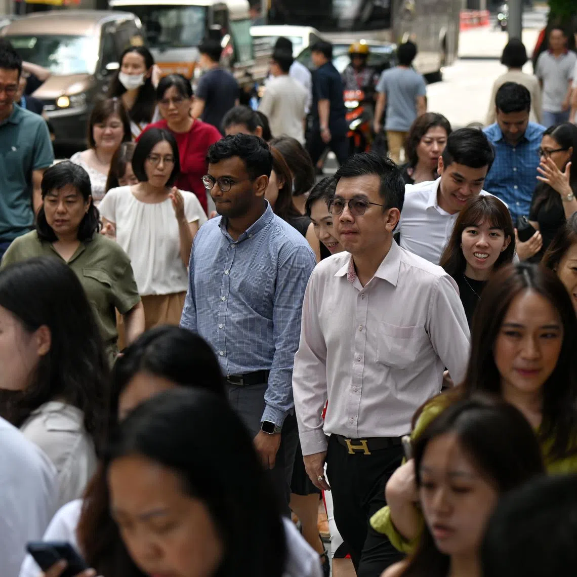 ST20231026_202389551081 Kua Chee Siong/ pixgeneric/ Generic pix of office workers crossing at traffic junction along Robinson Road during lunchtime on Oct 26, 2023.