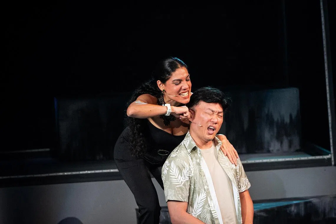 (A partir da esquerda) Sharda Harrison e Andrew Rua na produção do HuM Theatre da peça especulativa distópica da dramaturga americana Jennifer Haley, The Nether, que aborda a fantasia virtual.
