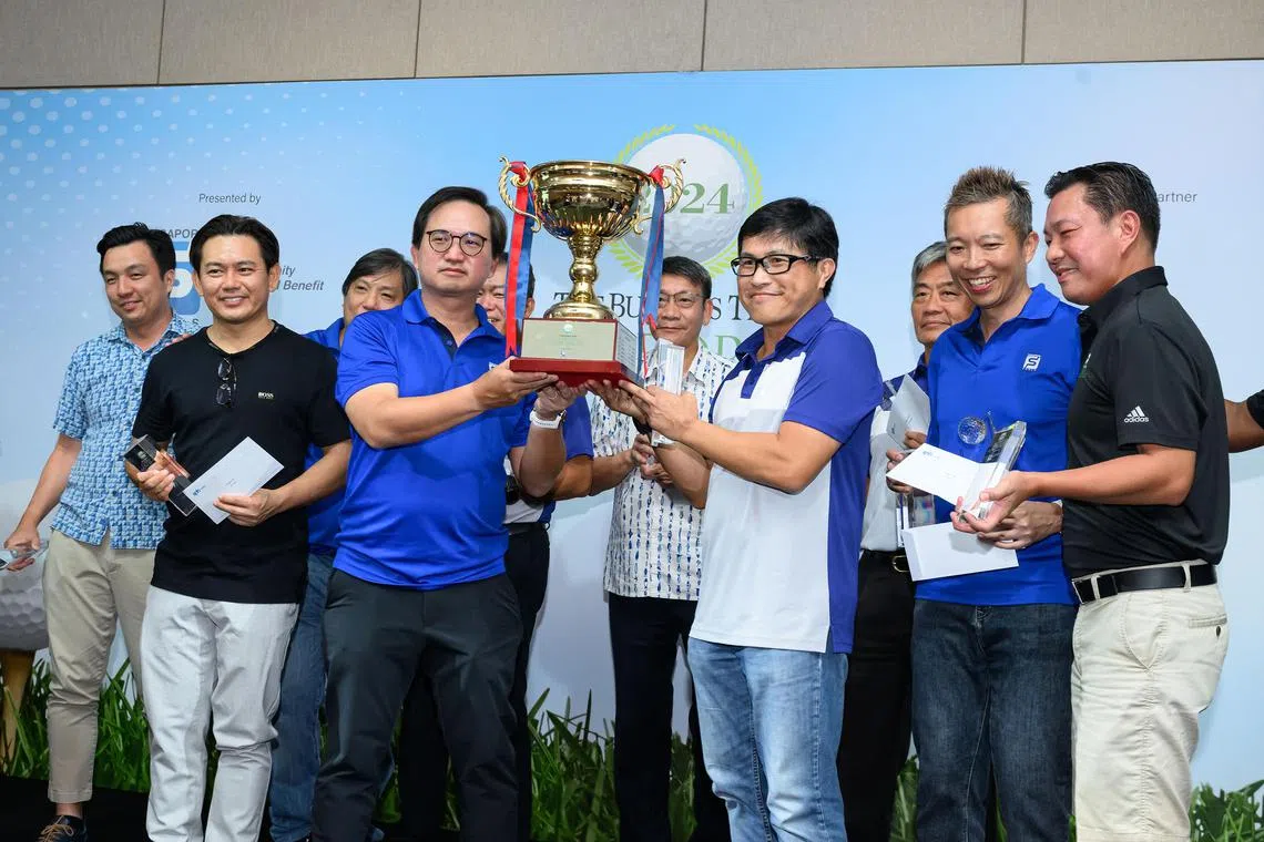 grgolf16 - Singapore Pools CEO Lam Chee Weng (left) and team captain Tay Boon Khai posing with the overall title trophy and their teammates.



Credit/source: BT CORPORATE GOLF LEAGUE