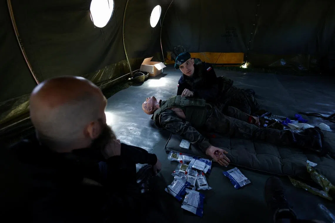 FILE PHOTO: Army instructor demonstrates medical rescue techniques during a training session for civilians, billed as 'Train with the Army' by the country's defence ministry, in Bydgoszcz, Poland, April 26, 2025. REUTERS/Kuba Stezycki/File Photo