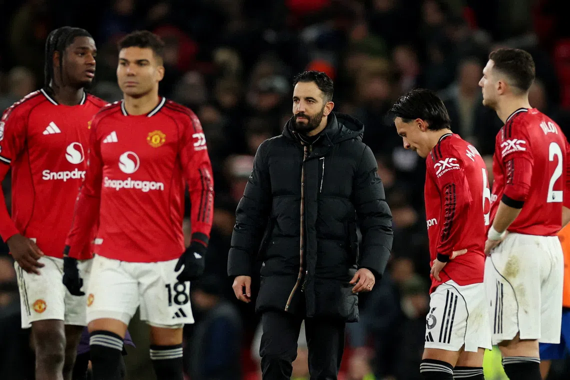 Soccer Football - Premier League - Manchester United v AFC Bournemouth - Old Trafford, Manchester, Britain - December 15, 2025 Manchester United manager Ruben Amorim, Manchester United's Ayden Heaven, Manchester United's Casemiro, Manchester United's Lisandro Martinez and Manchester United's Diogo Dalot react after the match REUTERS/Phil Noble