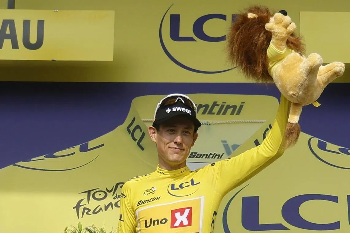 epa13098655 Norwegian cyclist Torstein Traeen of Uno-X Mobility celebrates on the podium wearing the overall leader's yellow jersey after Stage 5 of the Tour de France, a 158.3 km route from Lannemezan to Pau, France, 08 July 2026.  EPA/GUILLAUME HORCAJUELO