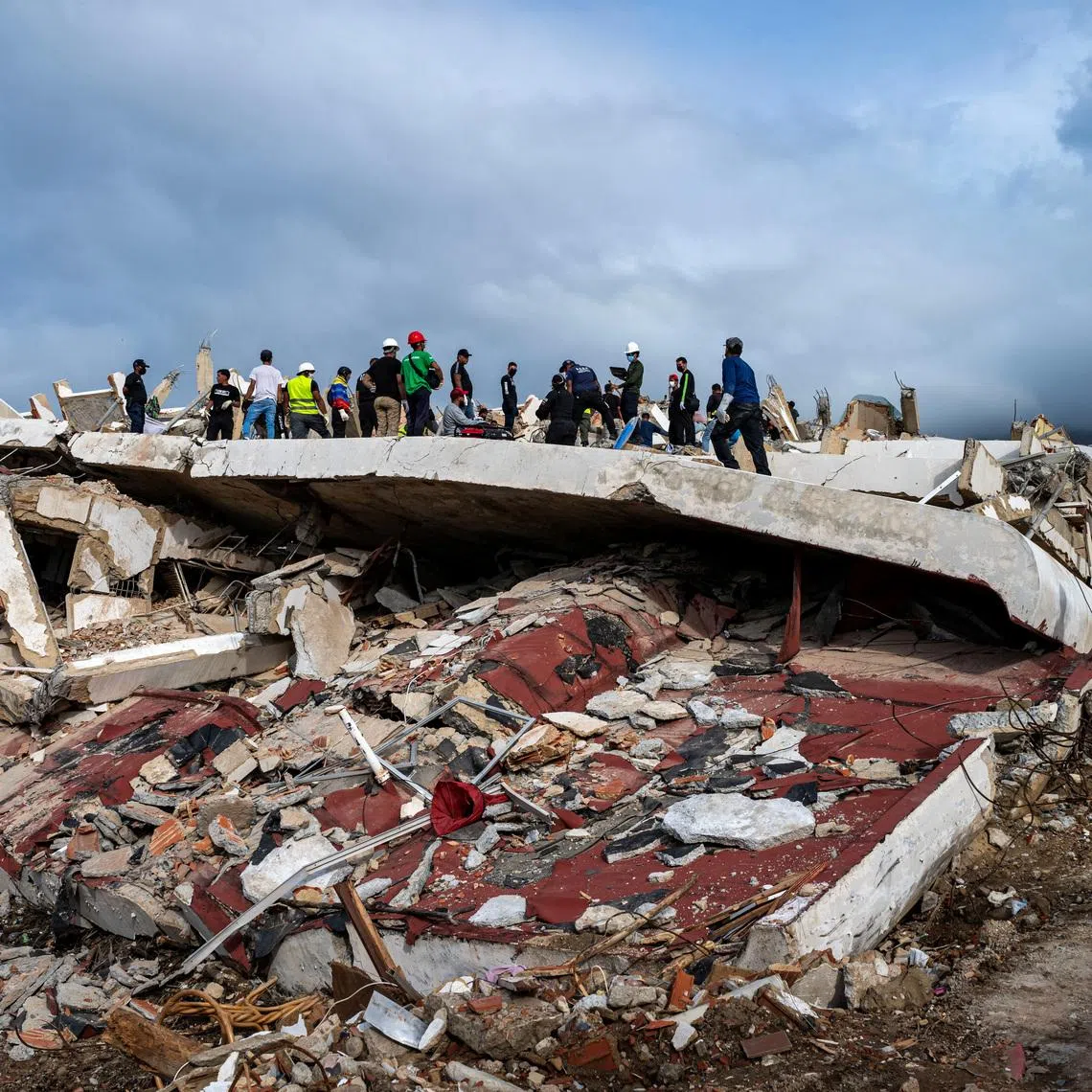 Volunteers and rescuers help to find survivors in a collapsed building in Caraballeda, La Guaira state, Venezuela, on June 30, 2026, following the June 24 twin earthquakes.  MIGUEL MEDINA/Pool via REUTERS