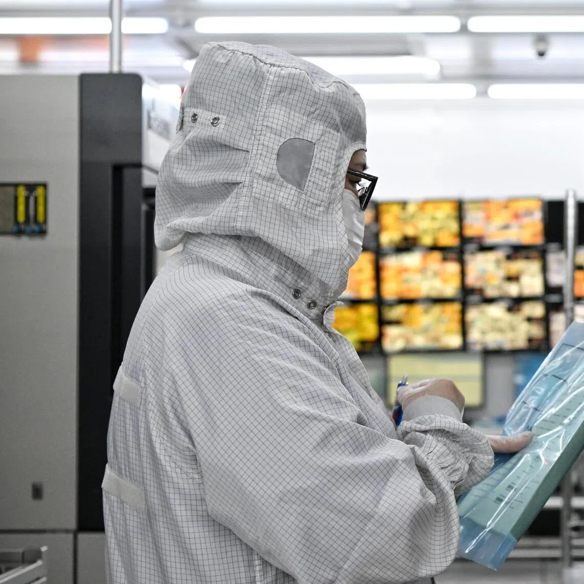 The pharmaceuticals and electronics segments continued to post healthy growth, while the general manufacturing sector declined further.