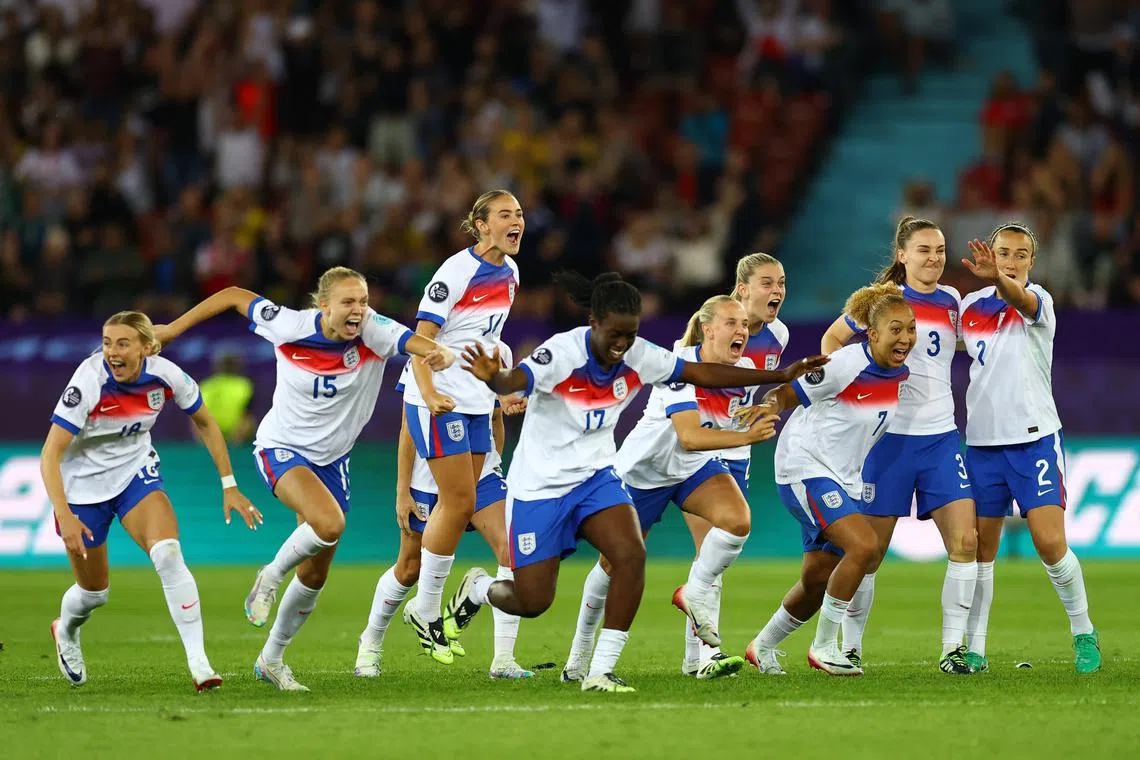 Soccer Football - UEFA Women's Euro 2025 - Quarter Final - Sweden v England - Stadion Letzigrund, Zurich, Switzerland - July 17, 2025 England's Chloe Kelly, England's Esme Morgan, England's Michelle Agyemang, England's Beth Mead England's Lauren James, England's Niamh Charles, England's Lucy Bronze, England's Alessia Russo and England's Grace Clinton celebrate winning the penalty shootout REUTERS/Matthew Childs