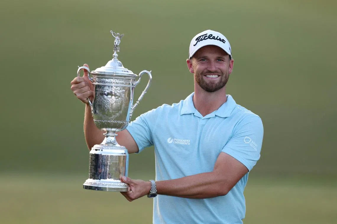 LOS ANGELES, CALIFORNIA - JUNE 18: Wyndham Clark of the United States poses with the trophy after securing victory in the final round of the 123rd U.S. Open Championship at The Los Angeles Country Club on June 18, 2023 in Los Angeles, California.   Richard Heathcote/Getty Images/AFP (Photo by Richard HEATHCOTE / GETTY IMAGES NORTH AMERICA / Getty Images via AFP)