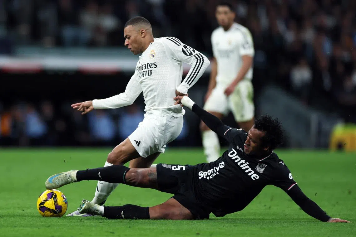 Soccer Football - LaLiga - Real Madrid v Leganes - Santiago Bernabeu, Madrid, Spain - March 29, 2025 Leganes' Renato Tapia in action with Real Madrid's Kylian Mbappe REUTERS/Isabel Infantes