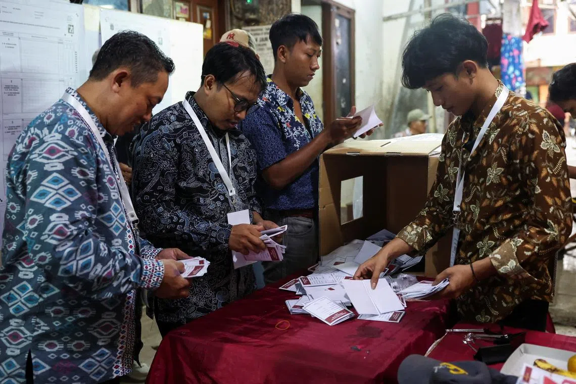 FILE PHOTO: Electoral officers count votes at a polling station after regional elections, at a slum area, in Jakarta, Indonesia, November 27, 2024. REUTERS/Ajeng Dinar Ulfiana/File Photo