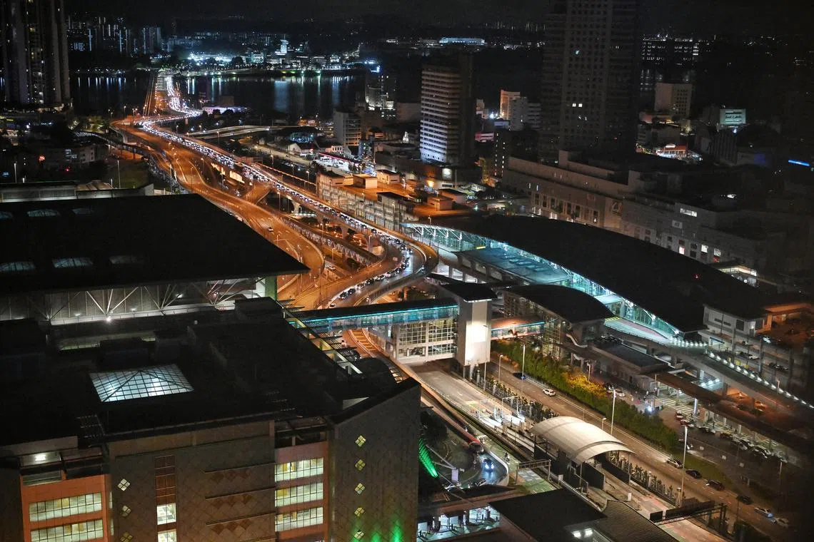 ST20220922_202256526831 Kua Chee Siong/ pixgeneric/ Generic pix of cars entering Johor from Singapore, lined up along the Johor–Singapore Causeway on 23 Sep 2022.
The Johor–Singapore Causeway is a 1.056-kilometre (0.66 mi) causeway consisting of a combined railway and motorway bridge that links the city of Johor Bahru in Malaysia across the Straits of Johor to the district and town of Woodlands in Singapore.