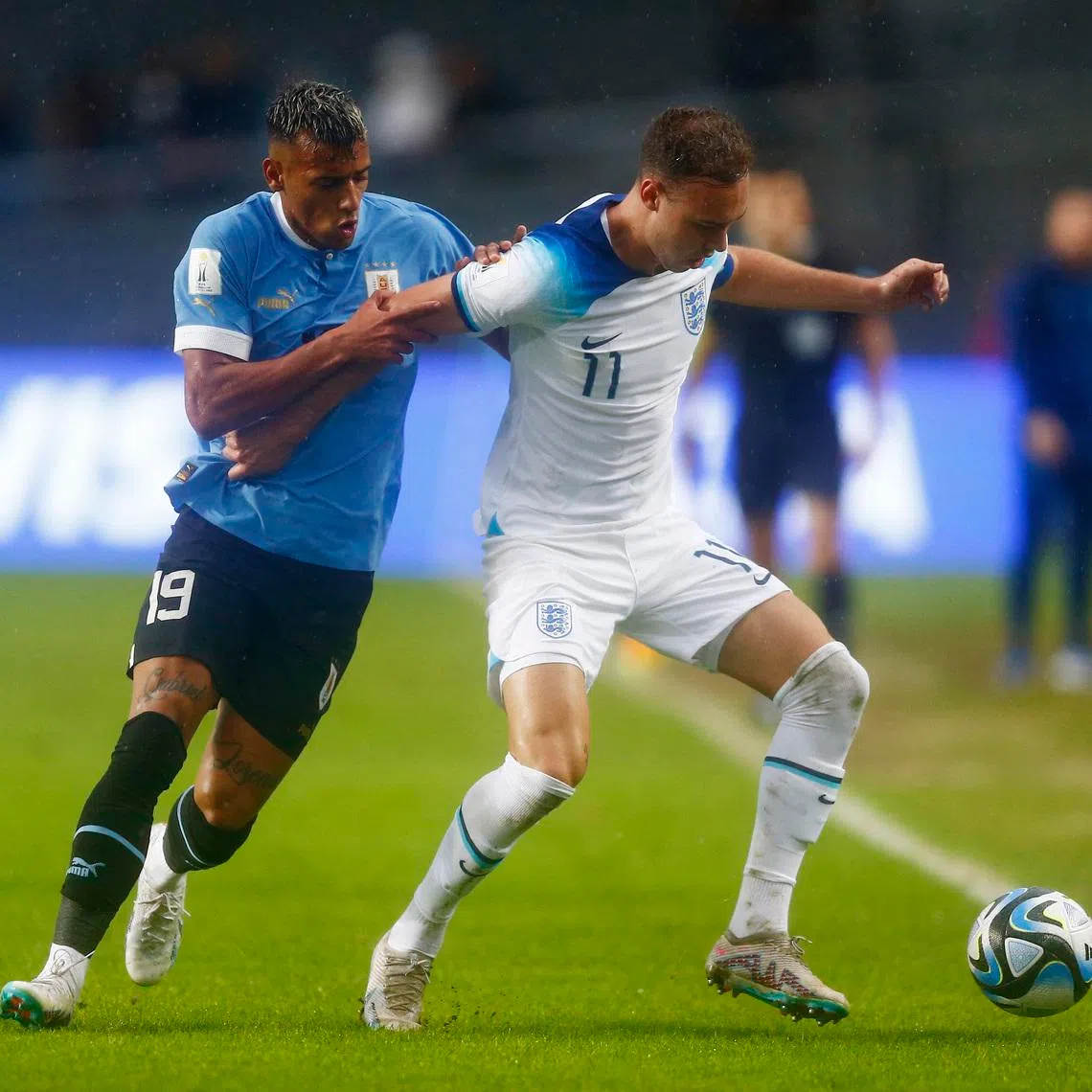 Soccer Football - FIFA U20 World Cup Argentina 2023 - Group E - Uruguay v England - Estadio Unico Diego Armando Maradona, La Plata, Argentina - May 25, 2023 England's Harvey Vale in action with Uruguay's Luciano Rodriguez REUTERS/Matias Baglietto