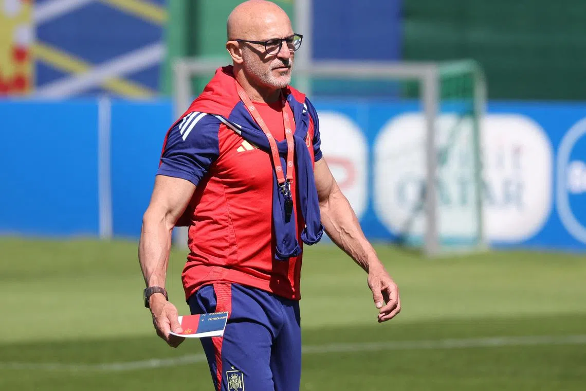 Soccer Football - Euro 2024 - Spain Training - Donaueschingen, Germany - July 8, 2024 Spain coach Luis de la Fuente during training REUTERS/Robin Rudel