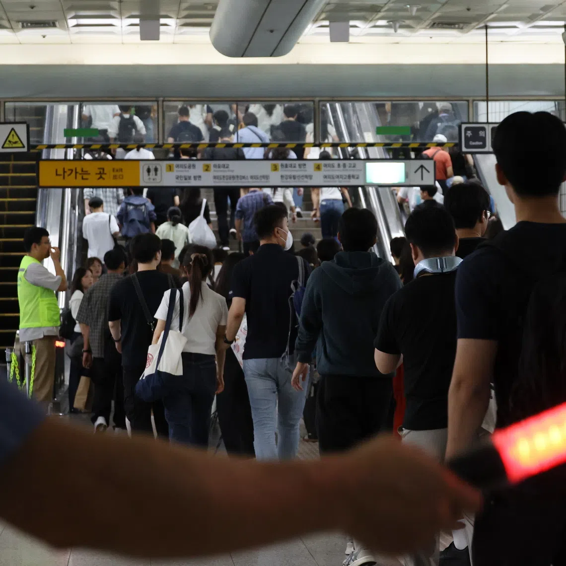 The announcement has quickly spread across online communities and social media, attracting significant attention from civil service exam applicants.